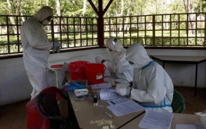Zdjęcie: Akcja pobierania próbek na obecność koronawirusa w DPS w Kole