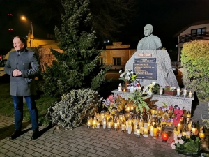 Zdjęcie: Kwiaty i znicze pod pomnikiem św. Jana Pawła II w 15. rocznicę śmierci