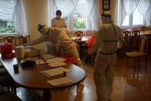 Zdjęcie: Akcja pobierania próbek na obecność koronawirusa w DPS przy ul. Bliznej w Kole